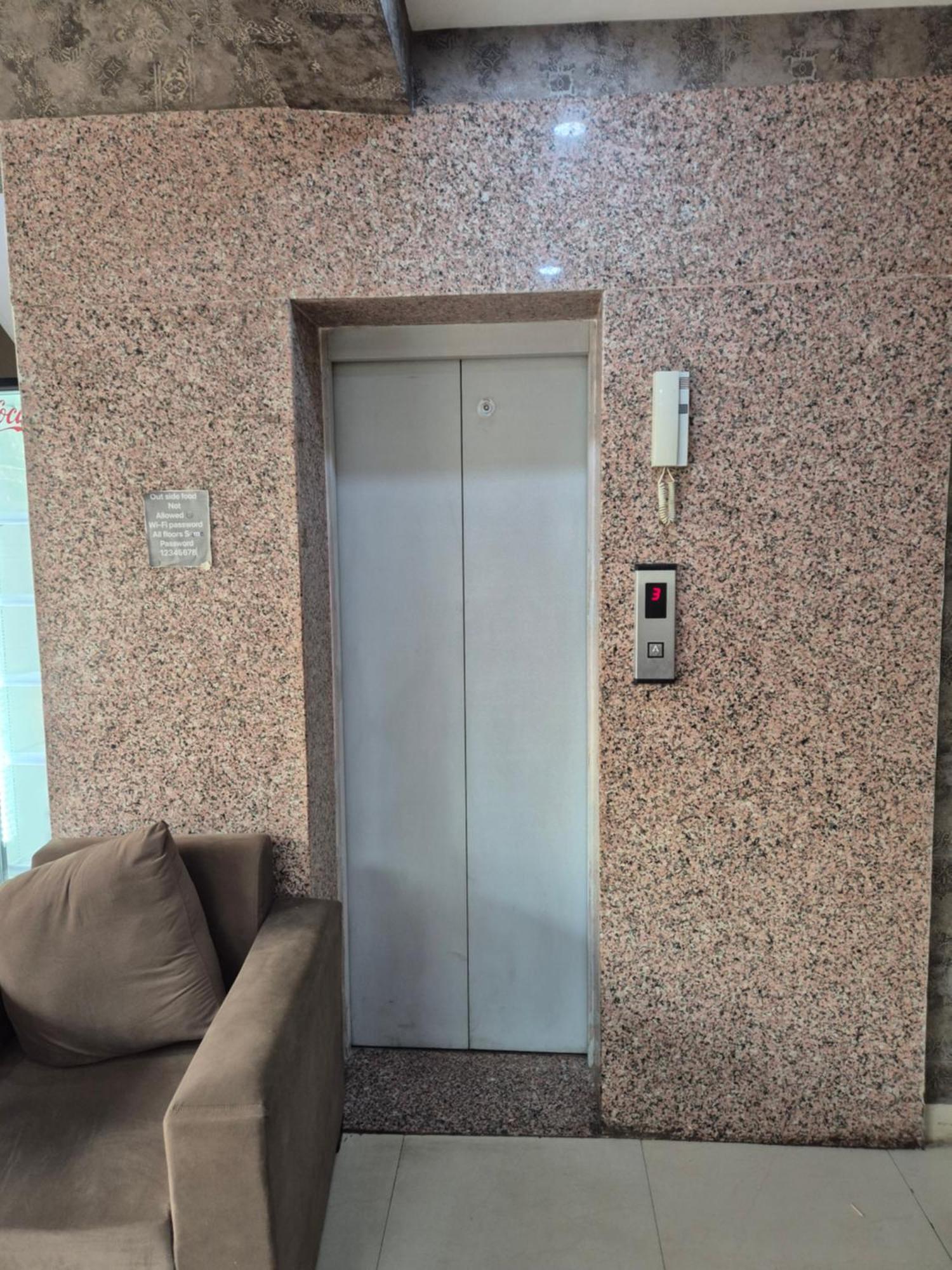 Hotel The Vertigo By Boom Rooms Noida Bagian luar foto