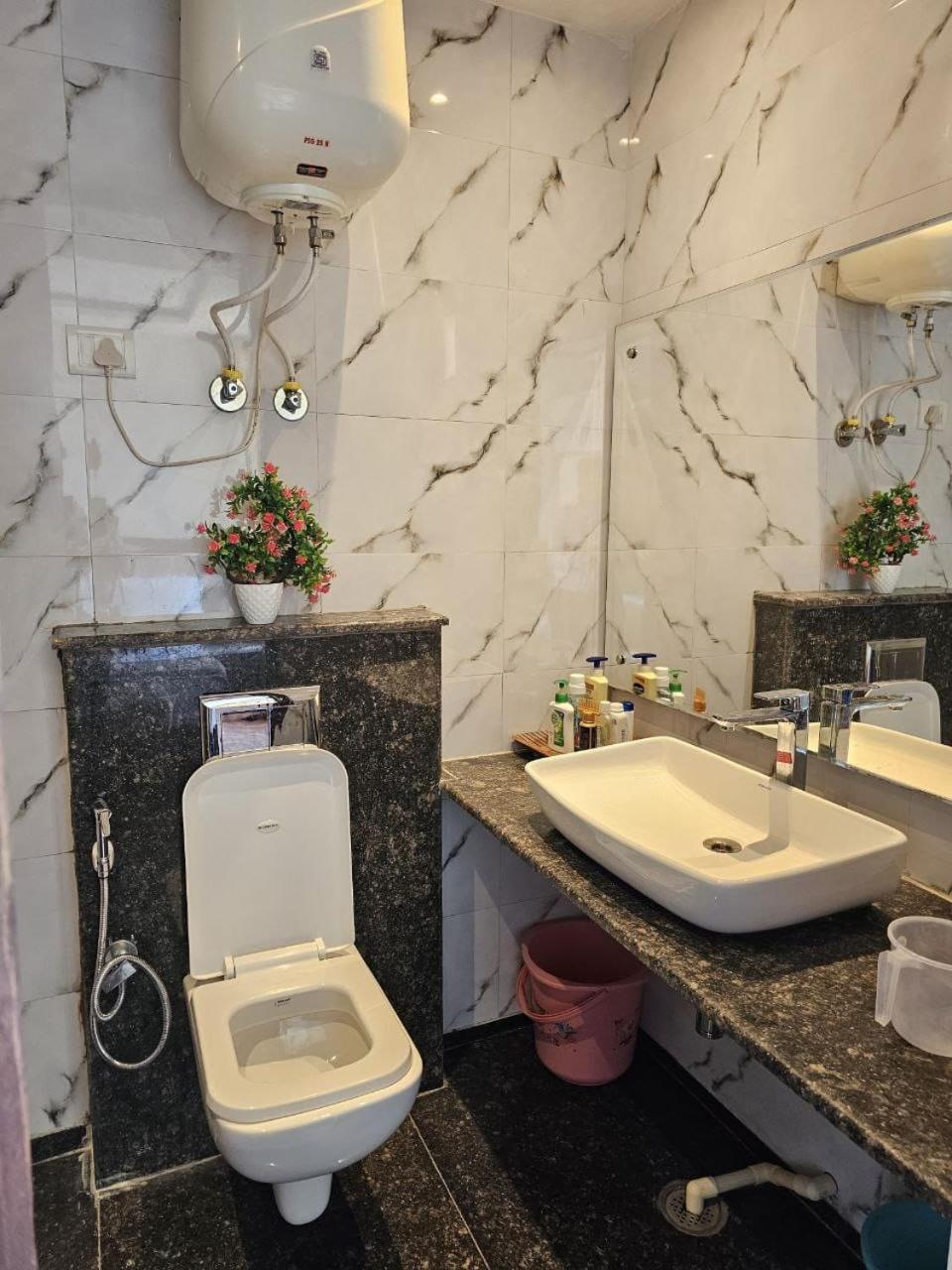 Hotel The Vertigo By Boom Rooms Noida Bagian luar foto
