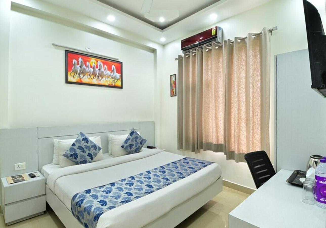 Hotel The Vertigo By Boom Rooms Noida Bagian luar foto