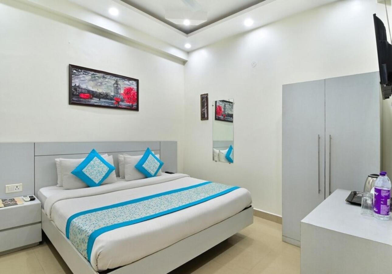 Hotel The Vertigo By Boom Rooms Noida Bagian luar foto